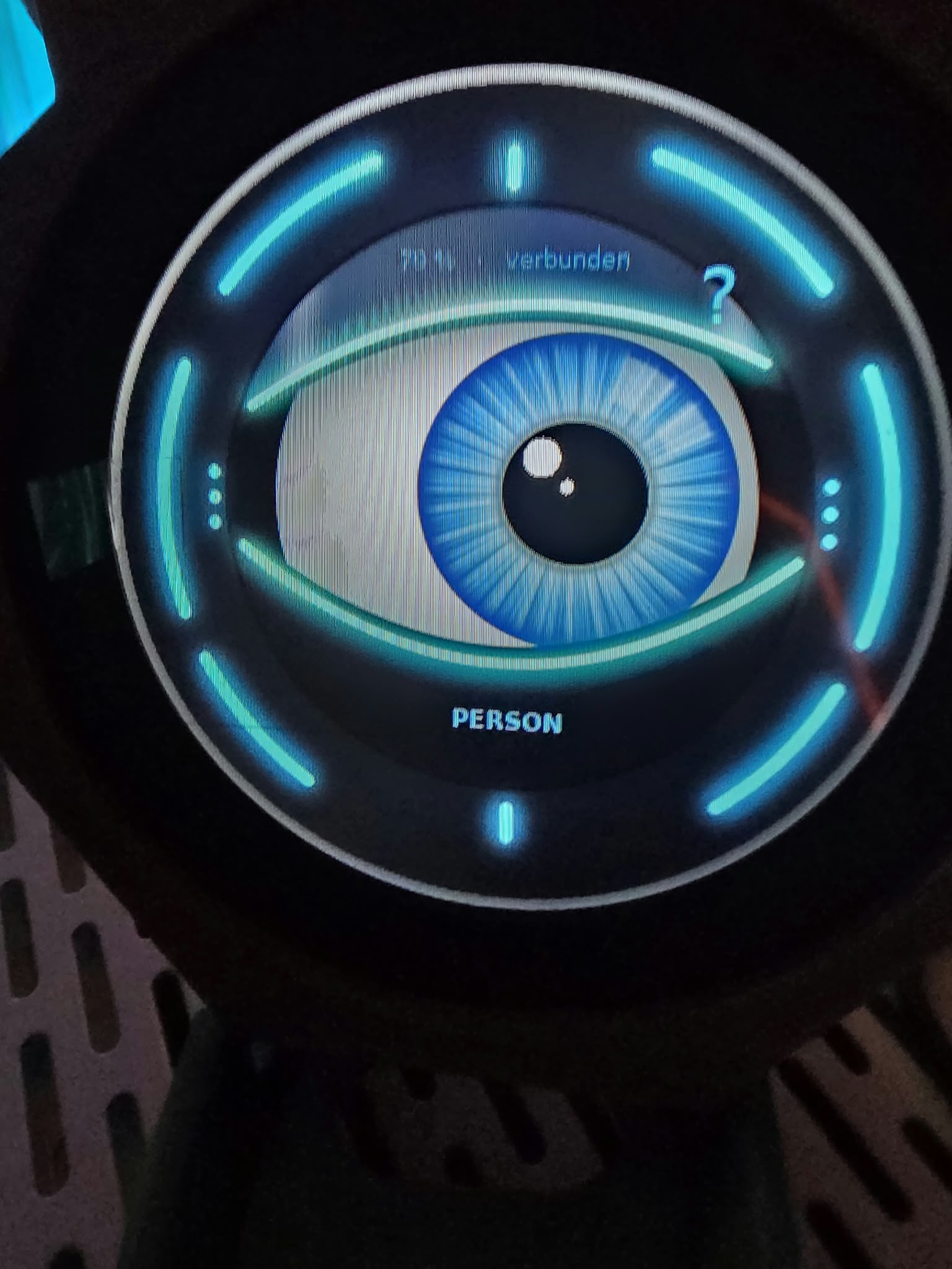 Originalfoto des runden VENOM-Displays mit blauem Auge und sichtbarer Zustandsanzeige.